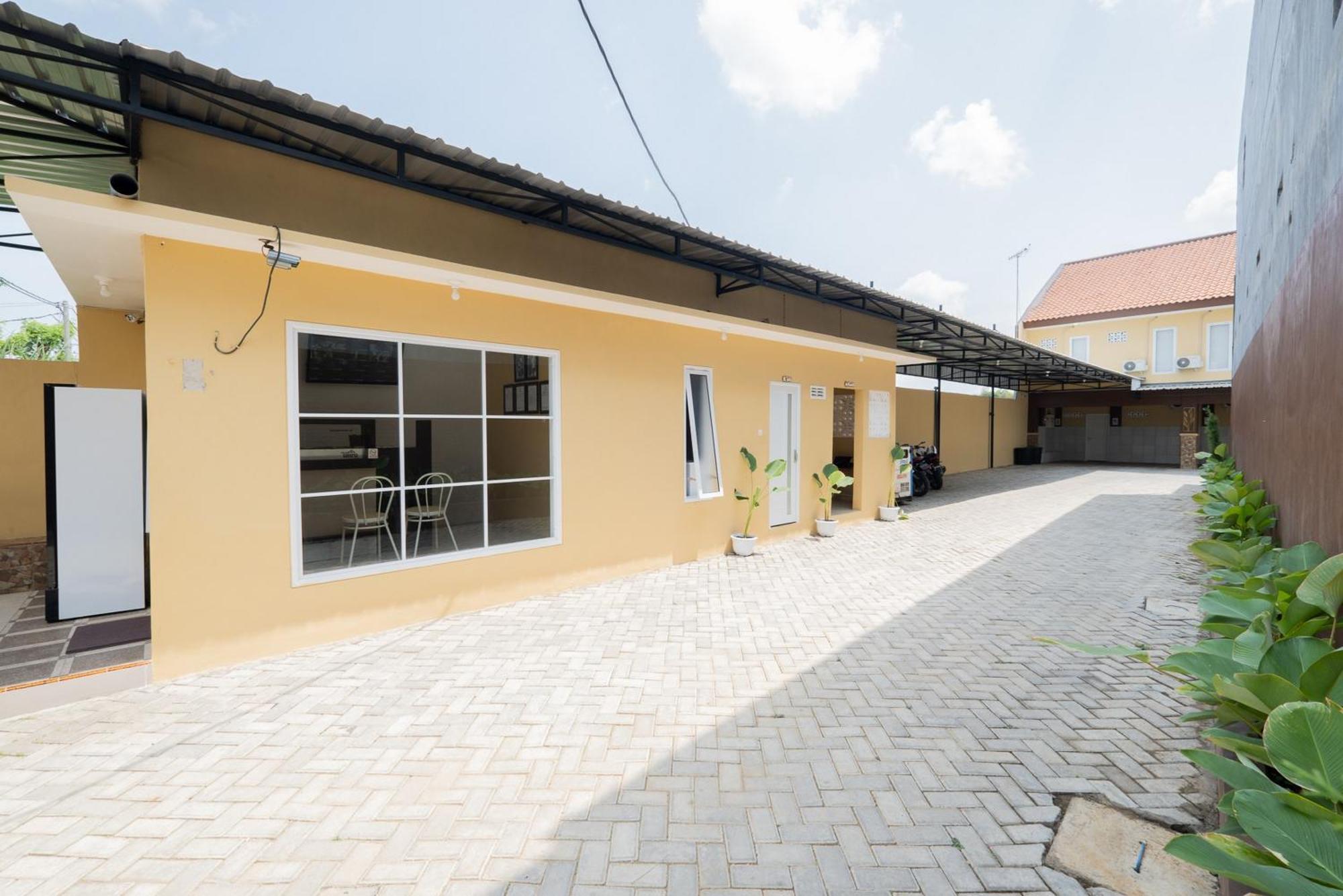 فندق Reddoorz Syariah Near Rsud Dr Iskak Tulungagung Kedungwaru المظهر الخارجي الصورة