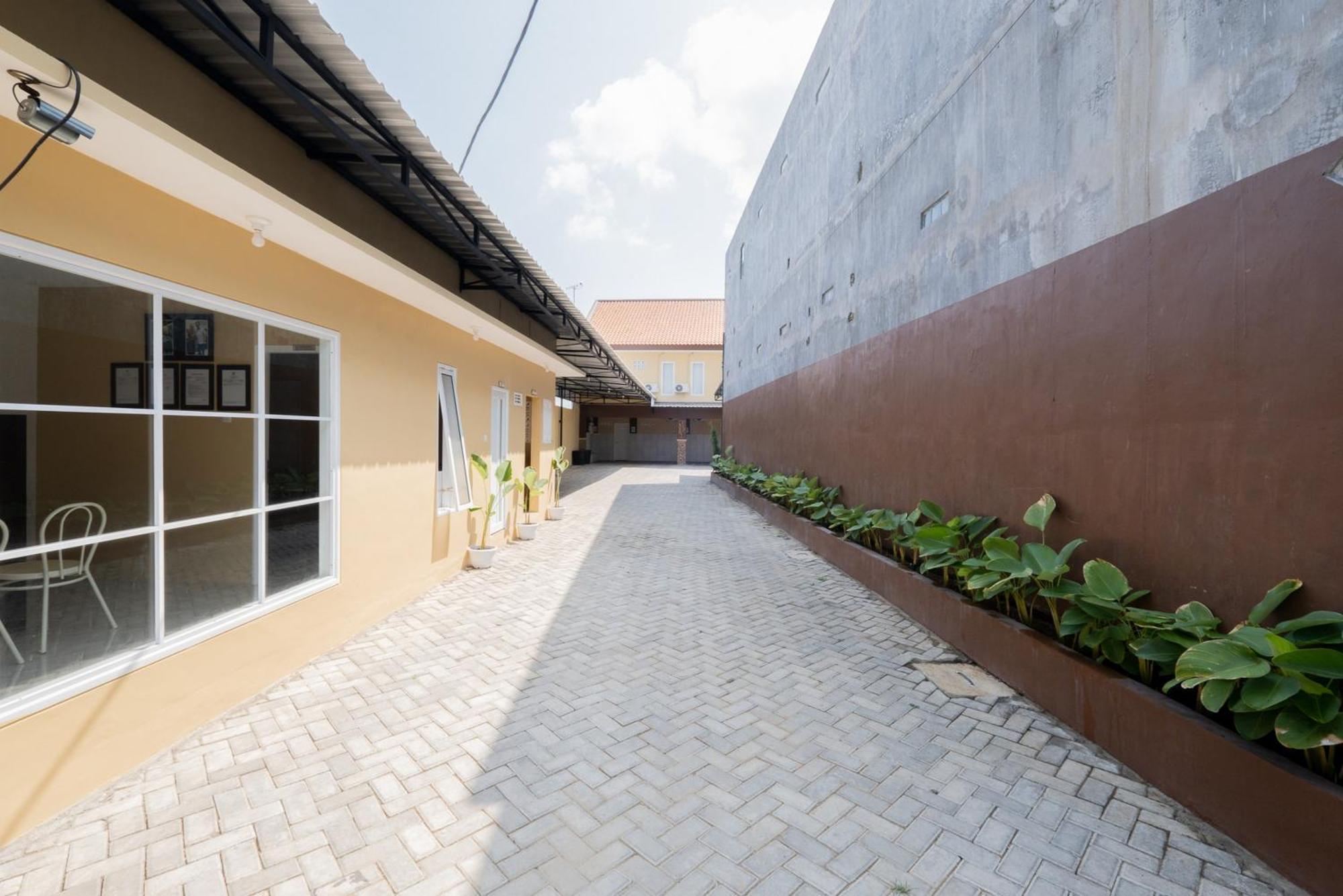 فندق Reddoorz Syariah Near Rsud Dr Iskak Tulungagung Kedungwaru المظهر الخارجي الصورة